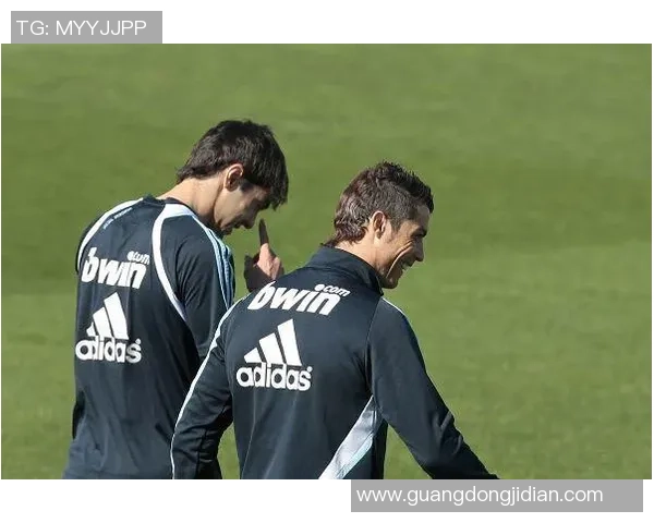 卡卡身着经典西装展现绅士风范引领时尚潮流的足球明星魅力