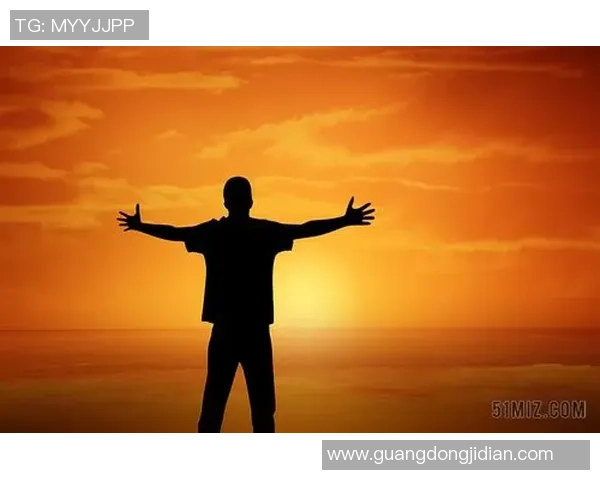 夕阳映照下的足球场景展现青春与梦想的唯美瞬间 夕阳映照下的足球场景展现青春与梦想的唯美瞬间