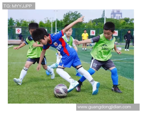 在绿茵场上挥洒汗水与激情踢足球的快乐与成长之旅