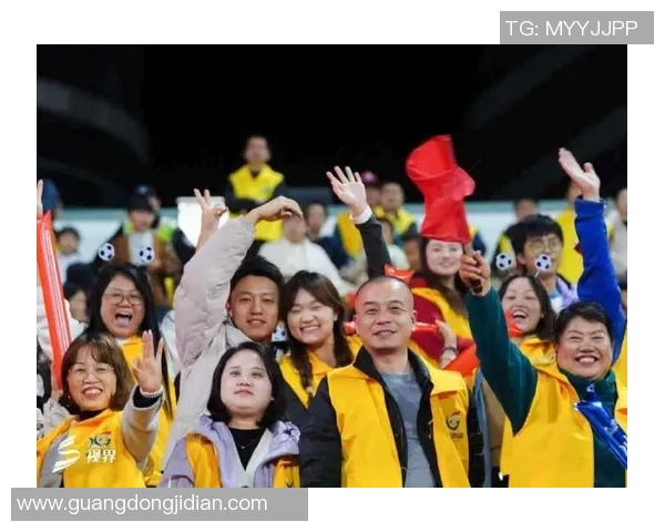 四川球迷在足球比赛中展现热情与团结精神的精彩瞬间