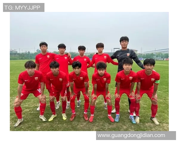 足球比赛人员的角色与职责解析助力球队赢得胜利的关键因素 足球比赛人员的角色与职责解析助力球队赢得胜利的关键因素