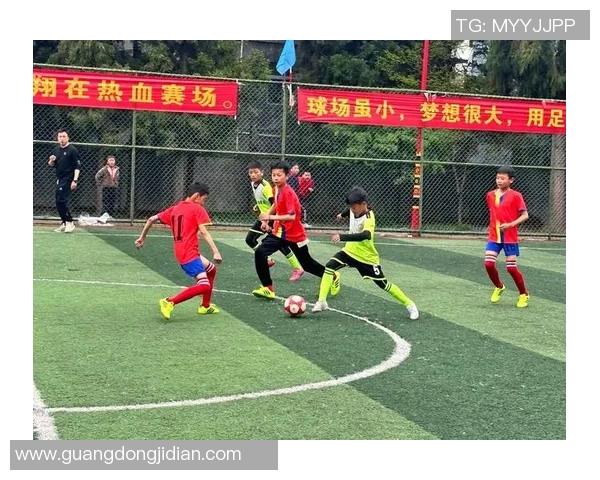 足球帅男孩的梦想之旅从绿茵场到人生舞台的精彩蜕变